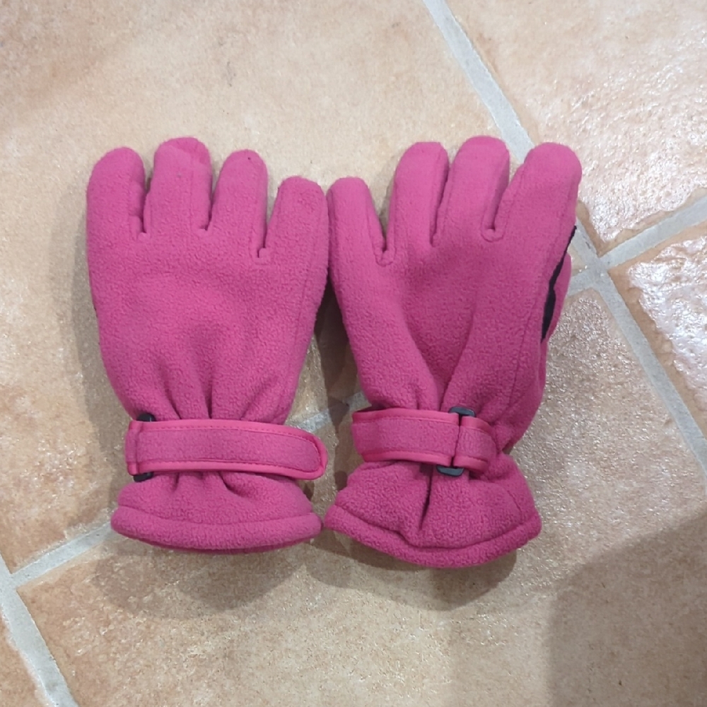 Pink Fleece Gloves Ages 8-16. Warm And Cozy!